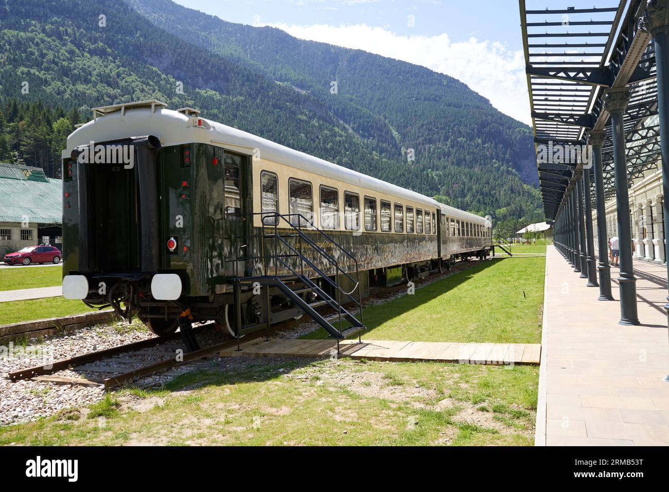 Restaurantzug des 5-Sterne-Hotels im alten Bahnhof von Canfranc. Stockfoto