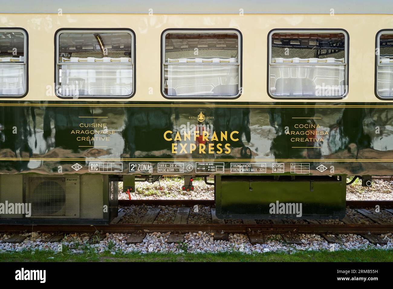 Restaurant des 5-Sterne-Hotels in Canfranc, in einer alten Eisenbahnwaggon gelegen. Stockfoto