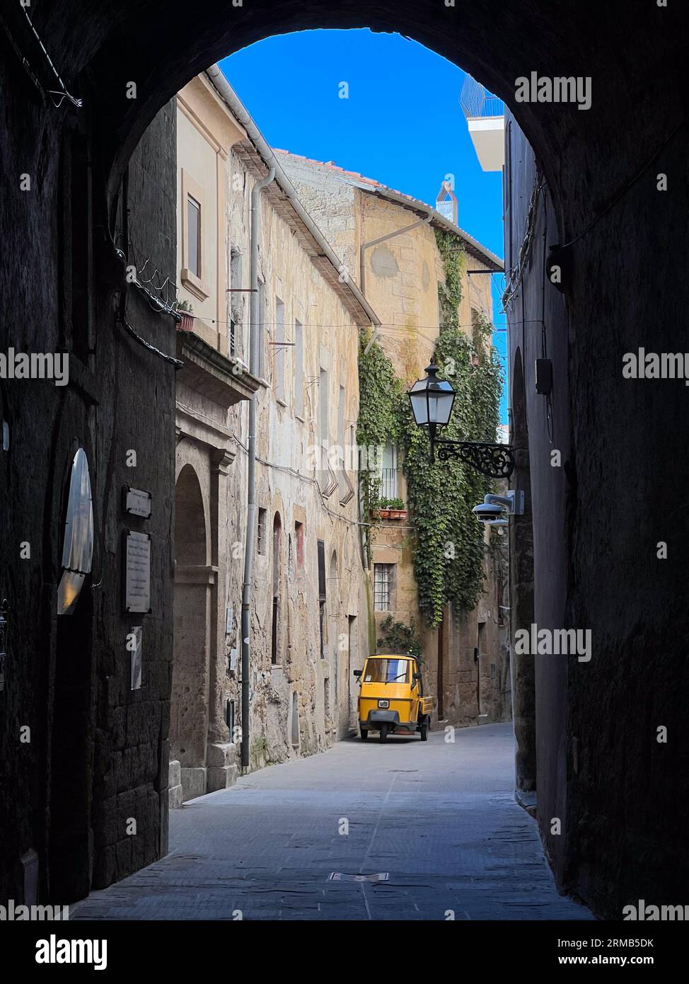 Enge Pitigliano Straße mit einem Bogen Stockfoto