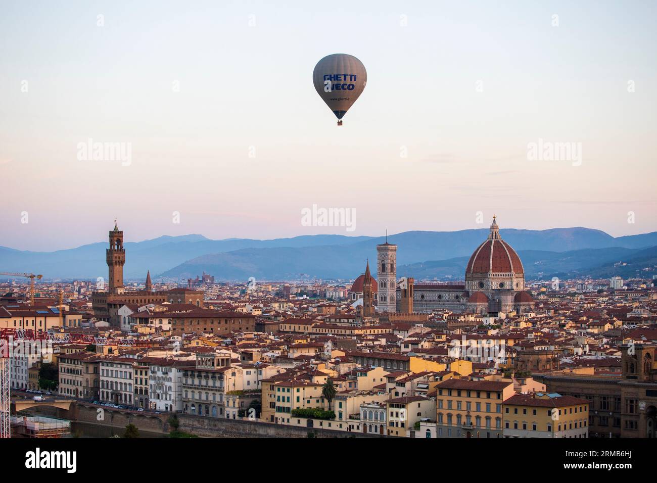 Kathedrale von Florenz und Sonnenaufgang über der Stadt mit einem Heißluftballon Florenz, Italien August 2023, Stadt Florenz im Hintergrund Stockfoto