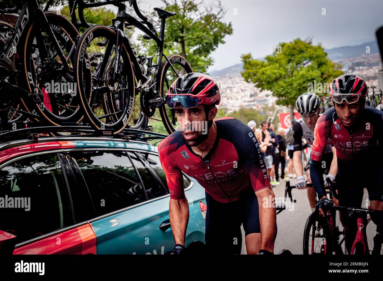 27. August 2023, Barcelona, Spanien: INEOS Grenadiers Team-Radfahrer besteigen den Montjuic-Hügel in Barcelona während der zweiten Etappe von La Vuelta a Espana 2023. Quelle: Jordi Boixareu/Alamy Live News Stockfoto