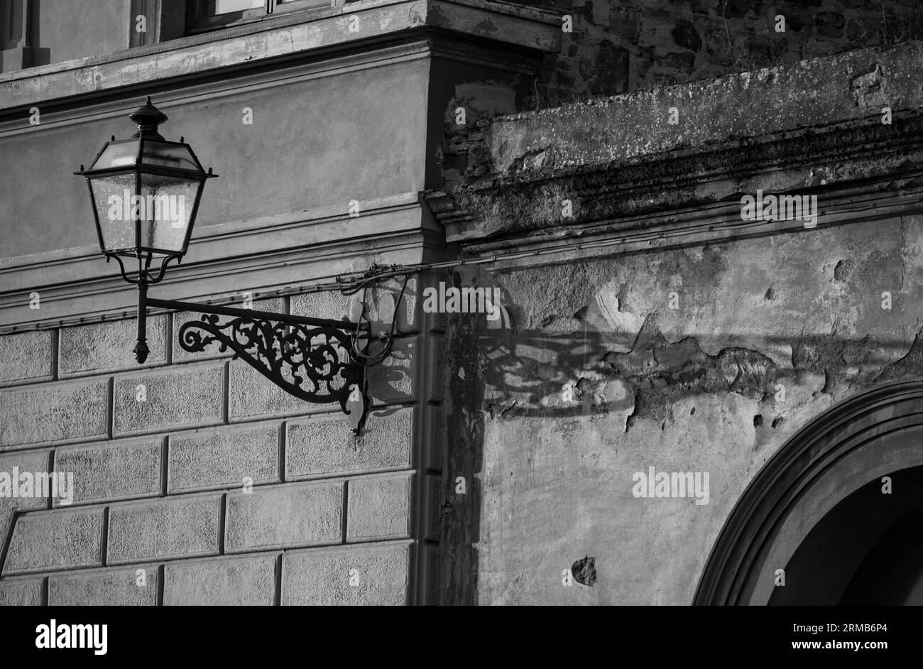 Florenz Straßenlaternen und Schatten, Florenz, Italien August 2023 Stockfoto
