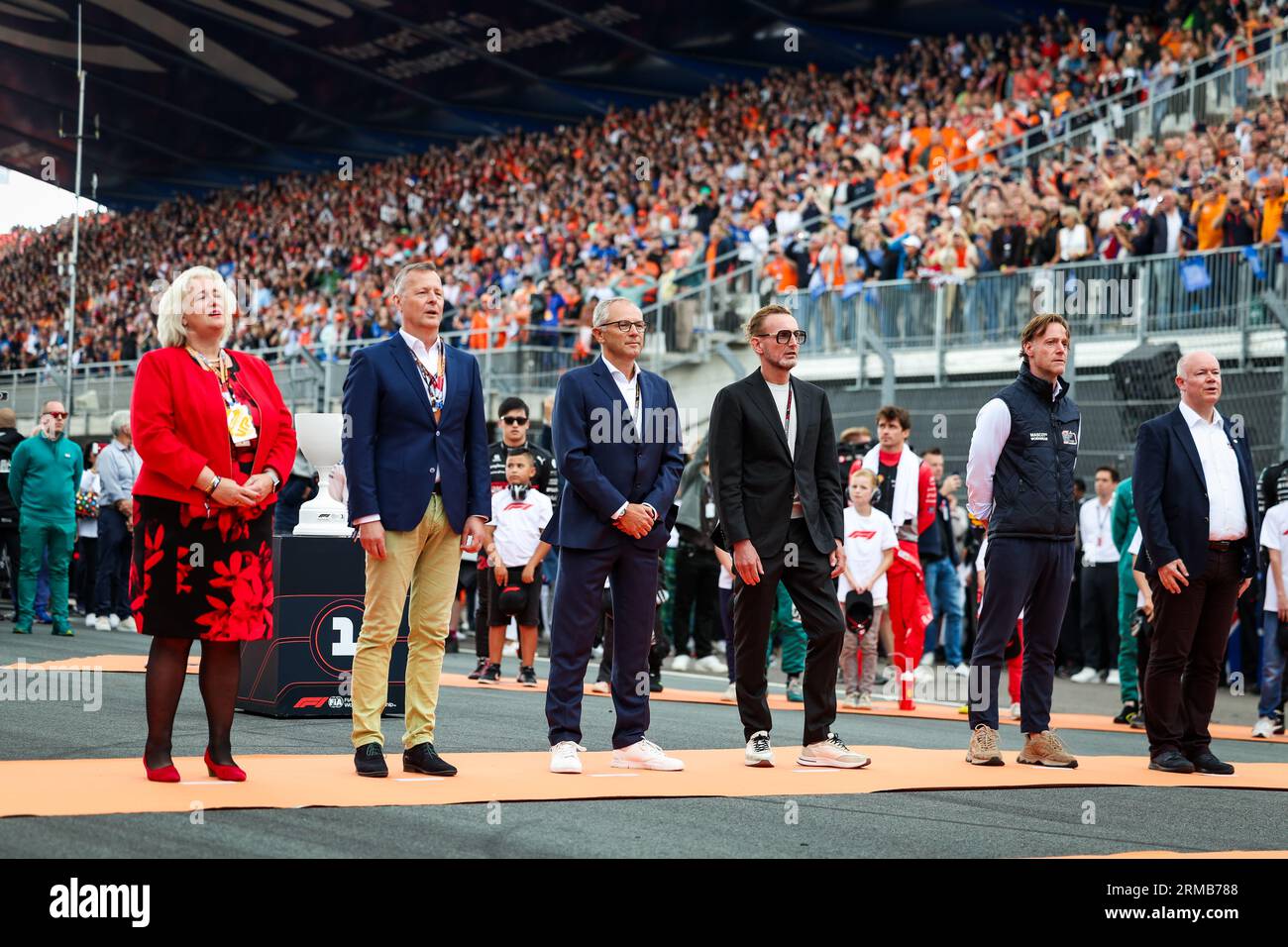 Zandvoort, Pays Bas. 27th Aug, 2023. The national anthem on the starting grid during the 2023 Formula 1 Heineken Dutch Grand Prix, 13th round of the 2023 Formula One World Championship from August 25 to 28, 2023 on the Zandvoort Circuit, in Zandvoort, Netherlands - Photo Florent Gooden/DPPI Credit: DPPI Media/Alamy Live News Stockfoto