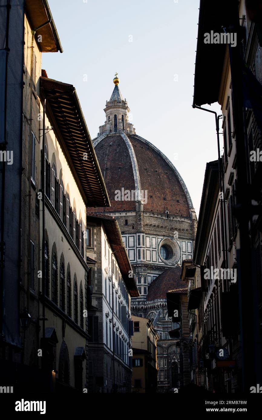 Kathedrale von Florenz, Cattedrale di Santa Maria del Fiore mit der Kuppel von Brunelleschi, Stadt auf der Rückseite, Sommer 2023 Stockfoto