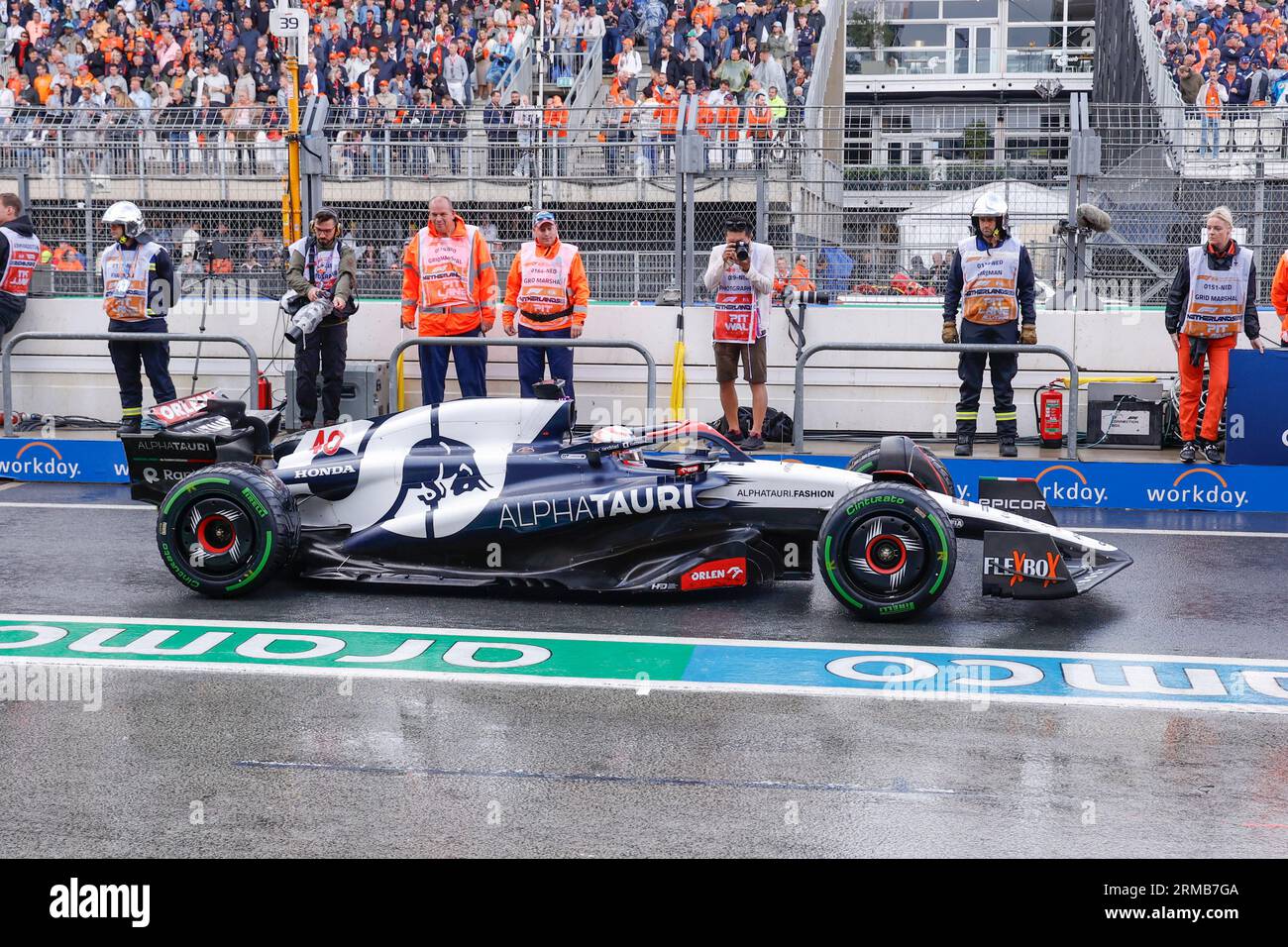 ZANDVOORT, NIEDERLANDE - AUGUST 27: Liam Lawson von Scuderia AlphaTauri in der Pitlane, als sie nach der roten Flagge während der niederländischen GP Form wieder aufstarteten Stockfoto