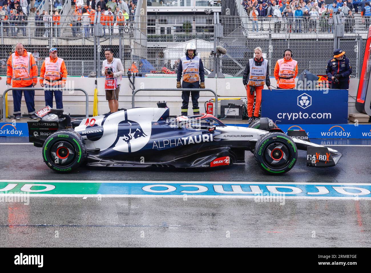 ZANDVOORT, NIEDERLANDE - AUGUST 27: Liam Lawson von Scuderia AlphaTauri in der Pitlane, als sie nach der roten Flagge während der niederländischen GP Form wieder aufstarteten Stockfoto