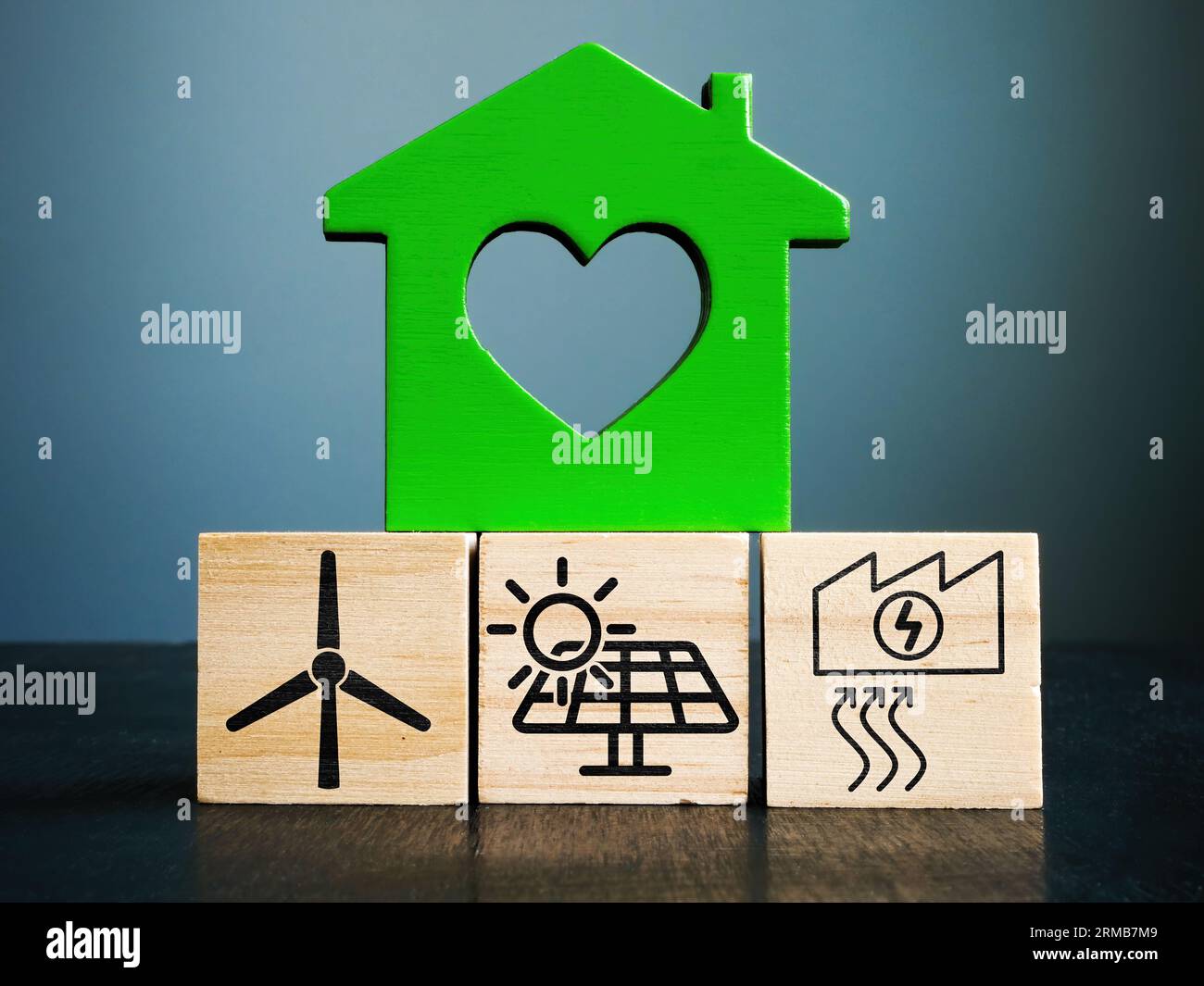 Würfel und Hausmodell. Nachhaltiges Haus mit Konzept für erneuerbare Energien. Stockfoto