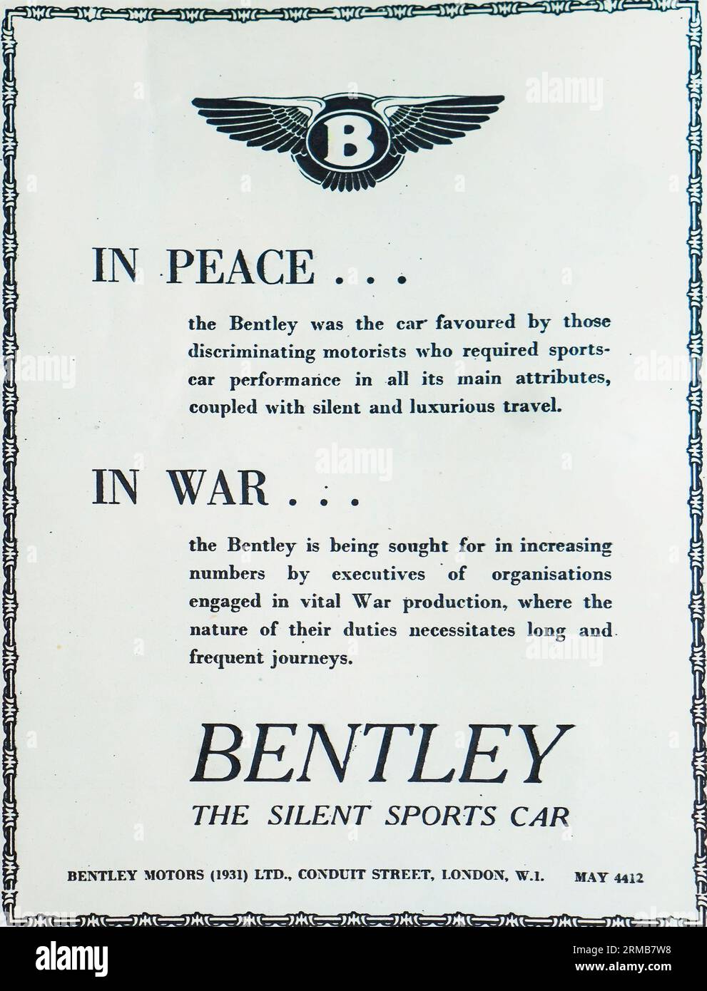 Eine Kriegsanzeige von Bentley Cars aus dem Jahr 1942 mit der Überschrift „in Peace and in war“. In der Werbung wird erklärt, dass ihre Autos zunehmend von Führungskräften von Organisationen eingesetzt werden, die sich mit der Produktion von Vital war beschäftigen, wo die Arbeit lange und häufige Fahrten erfordert. Stockfoto