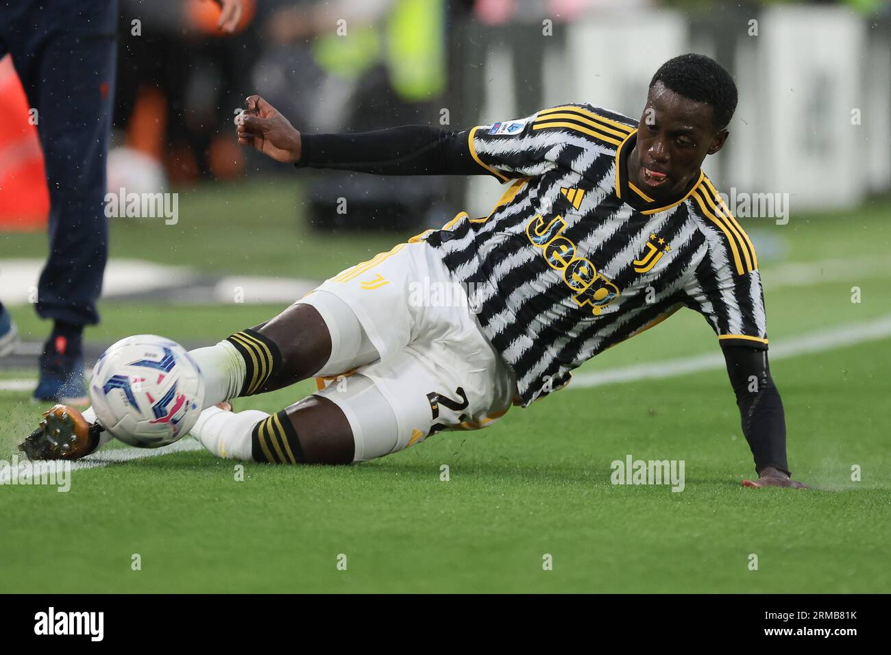 Turin, Italien. 27. August 2023. Timothy Weah von Juventus rutscht, um den Ball während des Spiels der Serie A im Allianz Stadion in Turin im Spiel zu halten. Auf dem Bild sollte stehen: Jonathan Moscrop/Sportimage Credit: Sportimage Ltd/Alamy Live News Stockfoto