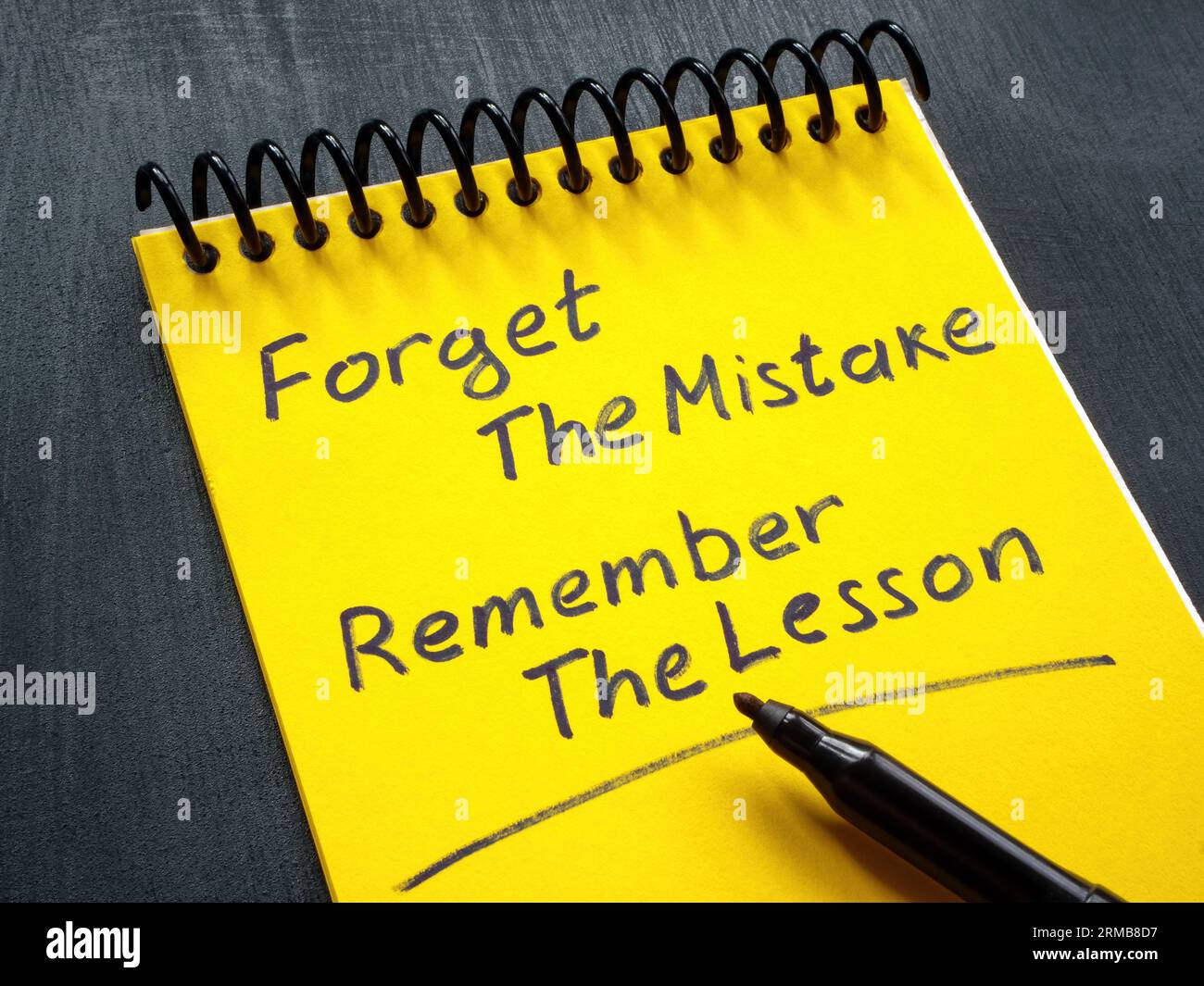 Notizbuch mit Motivationszitat Vergessen Sie den Fehler erinnern Sie sich an die Lektion. Stockfoto