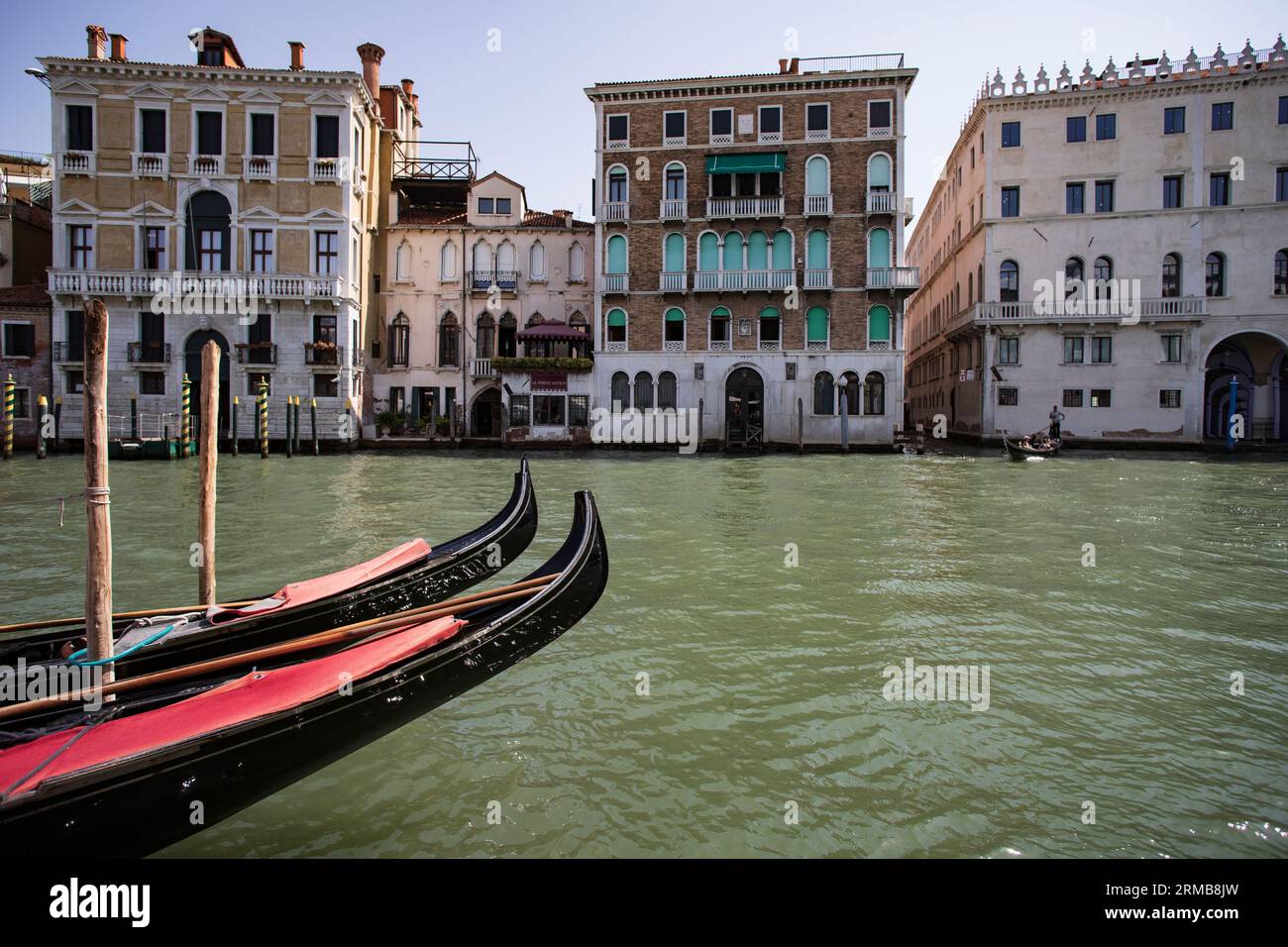 Eine Reihe von Gondeln auf dem Grand Canal in Venedig Italien, August 2023 Stockfoto