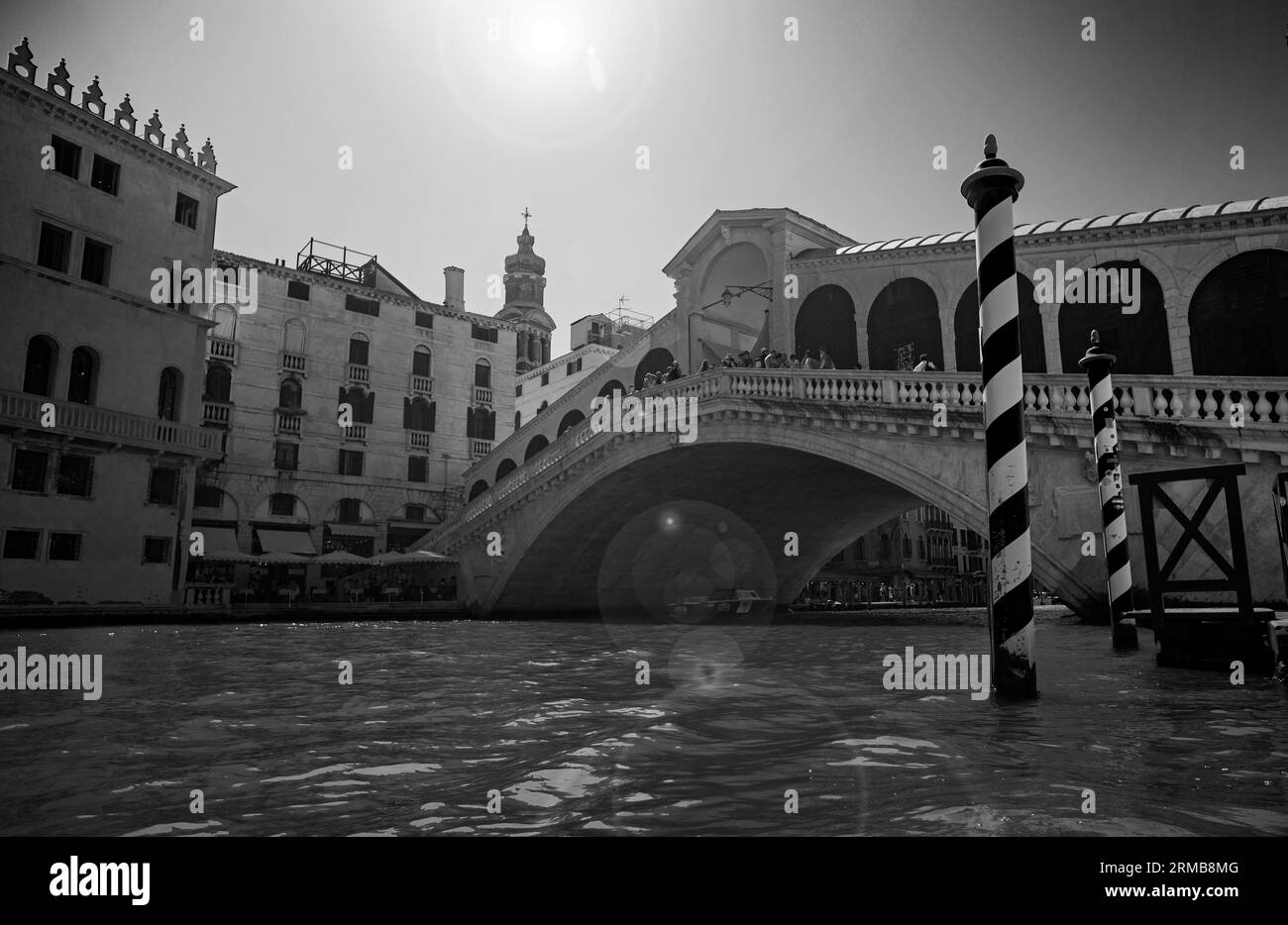 Die Rialto-Brücke in Venedig, Italien, August 2023 Stockfoto