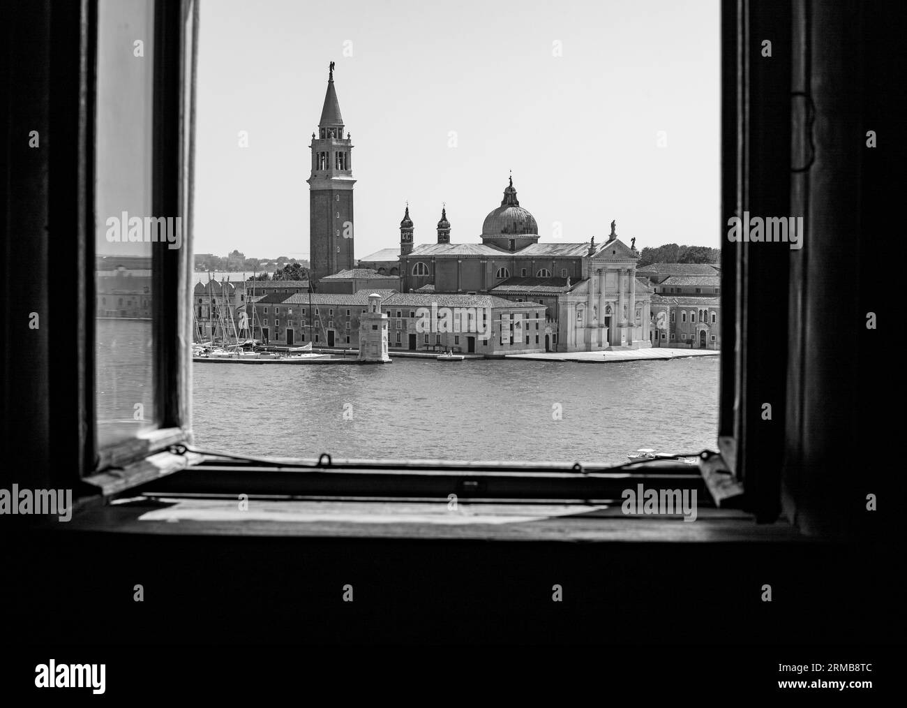 Die Insel San Giorgio vom Dogenpalast in Venedig Italien aus gesehen, August 2023 Stockfoto