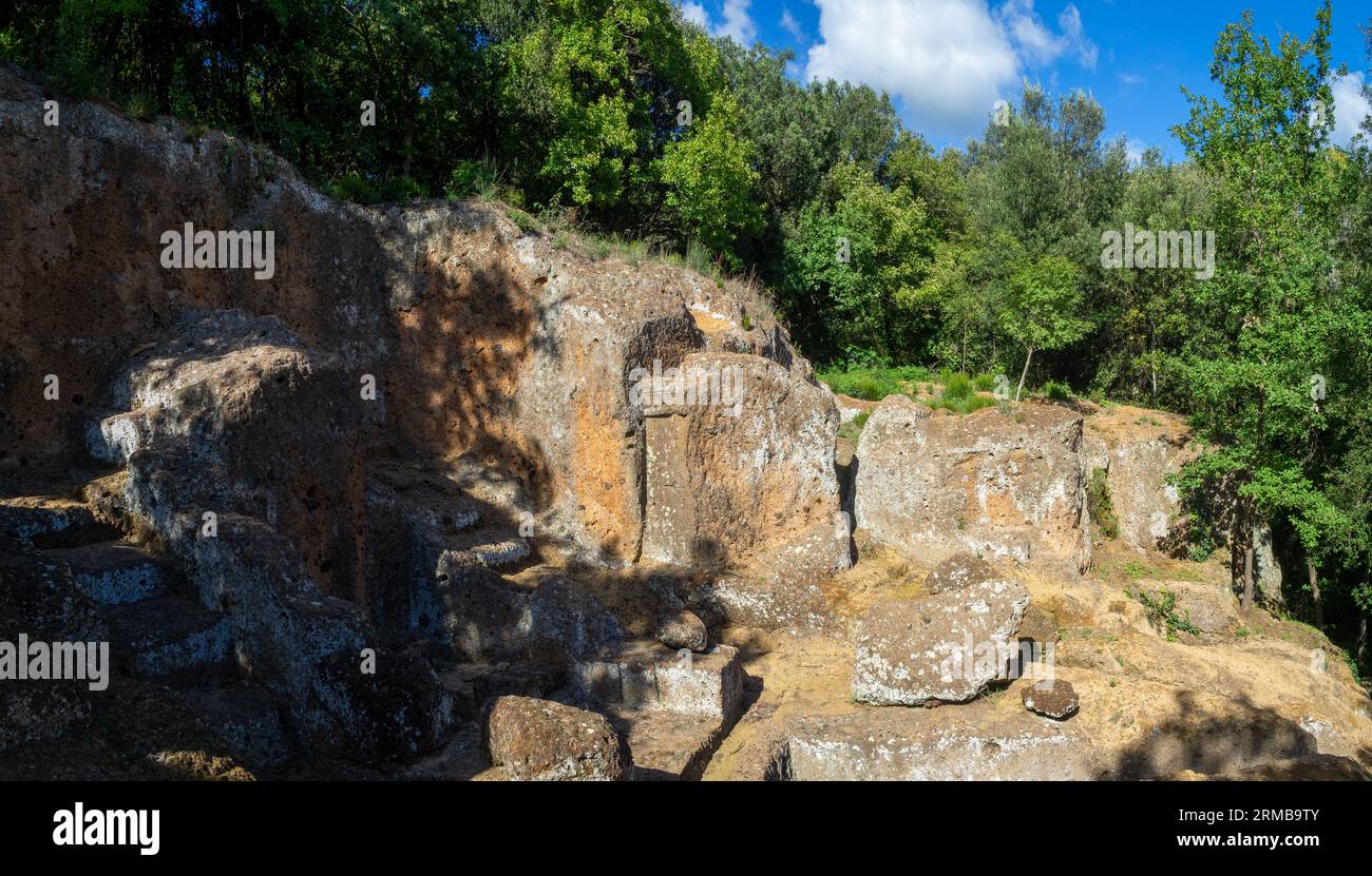 Das Ildebranda-Grab, geformt als Tempel und aus dem Tuffgestein geschnitten, die Etruskische Nekropolis von Sovana Stockfoto