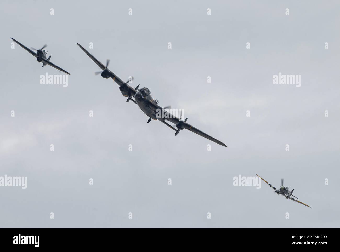 The Battle of Britain Memorial Flight of Hawker Hurricane PZ865 (links), Lancaster Bomber PA474 (Mitte) und Mk Vb Spitfire, AB910 (rechts) zeigen ihre Show während der Rhyl Air Show 2023 am Rhyl Seafront, Rhyl, Großbritannien, 27. August 2023 (Foto: Cody Froggatt/News Images) Stockfoto