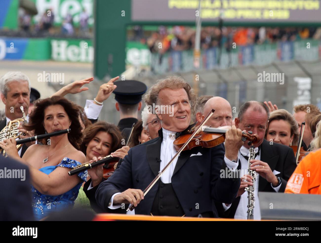 Zandvoort, Niederlande. 27. August 2023. Zandvoort, Niederlande, 27. August 2023; niederländische FIA Formel 1 Grand Prix, vor dem Rennen, AndrŽ LŽon Marie Nicolas Rieu ist eine niederländische Geigerin und Dirigentin, die am besten für die Gründung des walzerspielenden Johann Strauss Orchestra bekannt ist. AndrŽ Rieu gehört seit Jahren zu den beliebtesten Live-Acts der Welt! Und trat vor dem F1-Rennen mit seinem Orchester -Formel 1 in Holland auf, Bild und Copyright von Arthur THILL/ATP Images (THILL Arthur/ATP/SPP) Credit: SPP Sport Press Photo. Alamy Live News Stockfoto