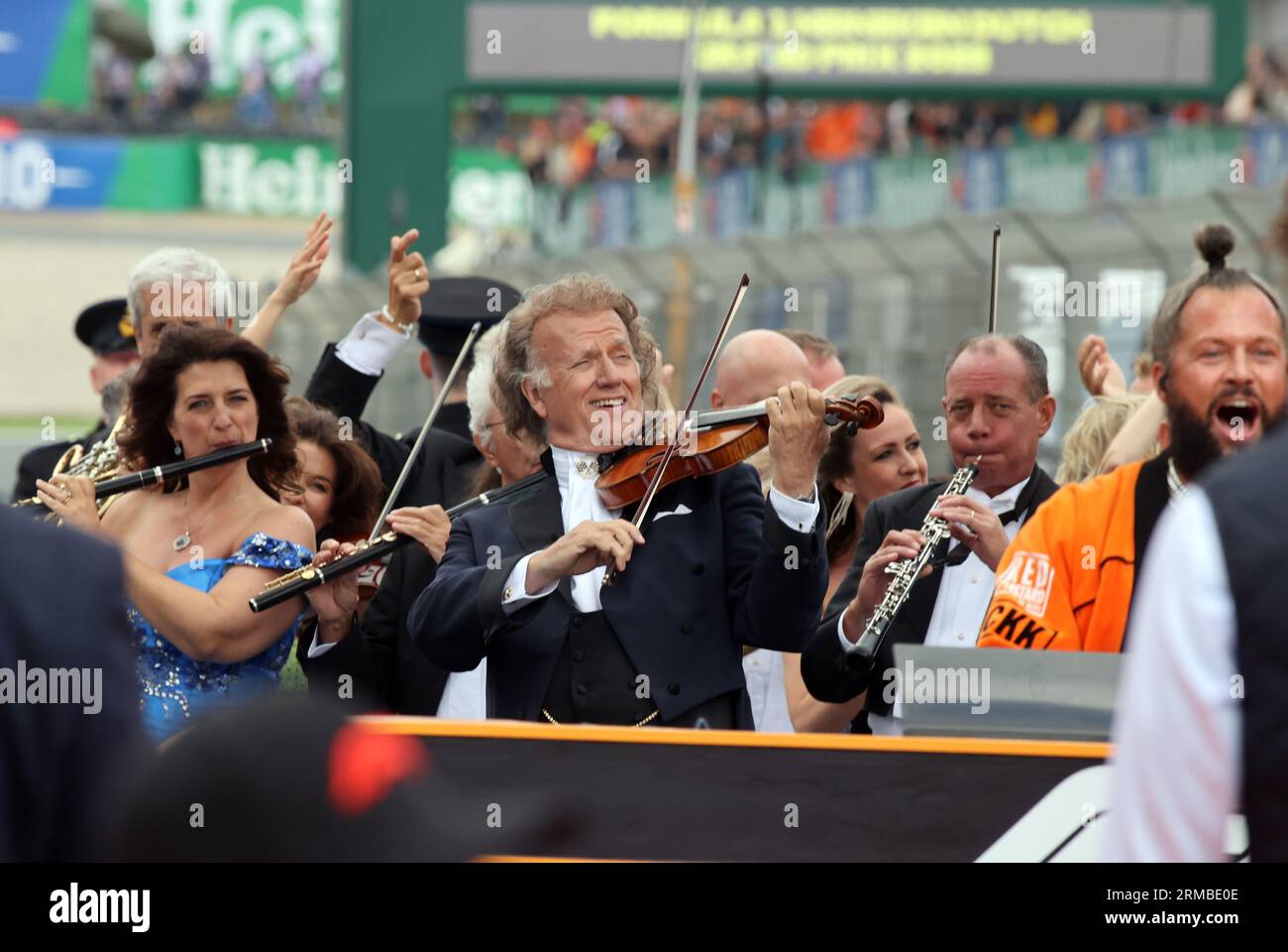 Zandvoort, Niederlande. 27. August 2023. Zandvoort, Niederlande, 27. August 2023; niederländische FIA Formel 1 Grand Prix, vor dem Rennen, AndrŽ LŽon Marie Nicolas Rieu ist eine niederländische Geigerin und Dirigentin, die am besten für die Gründung des walzerspielenden Johann Strauss Orchestra bekannt ist. AndrŽ Rieu gehört seit Jahren zu den beliebtesten Live-Acts der Welt! Und trat vor dem F1-Rennen mit seinem Orchester -Formel 1 in Holland auf, Bild und Copyright von Arthur THILL/ATP Images (THILL Arthur/ATP/SPP) Credit: SPP Sport Press Photo. Alamy Live News Stockfoto
