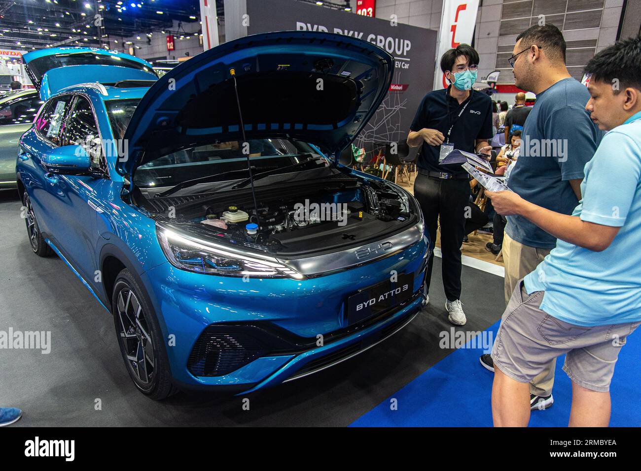 Bangkok, Thailand. 27. August 2023. Besucher besichtigen ein BYD Atto 3 Auto während des Thailand Big Motor Sale 2023 im Bangkok International Trade and Exhibition Center (BITEC). Quelle: SOPA Images Limited/Alamy Live News Stockfoto