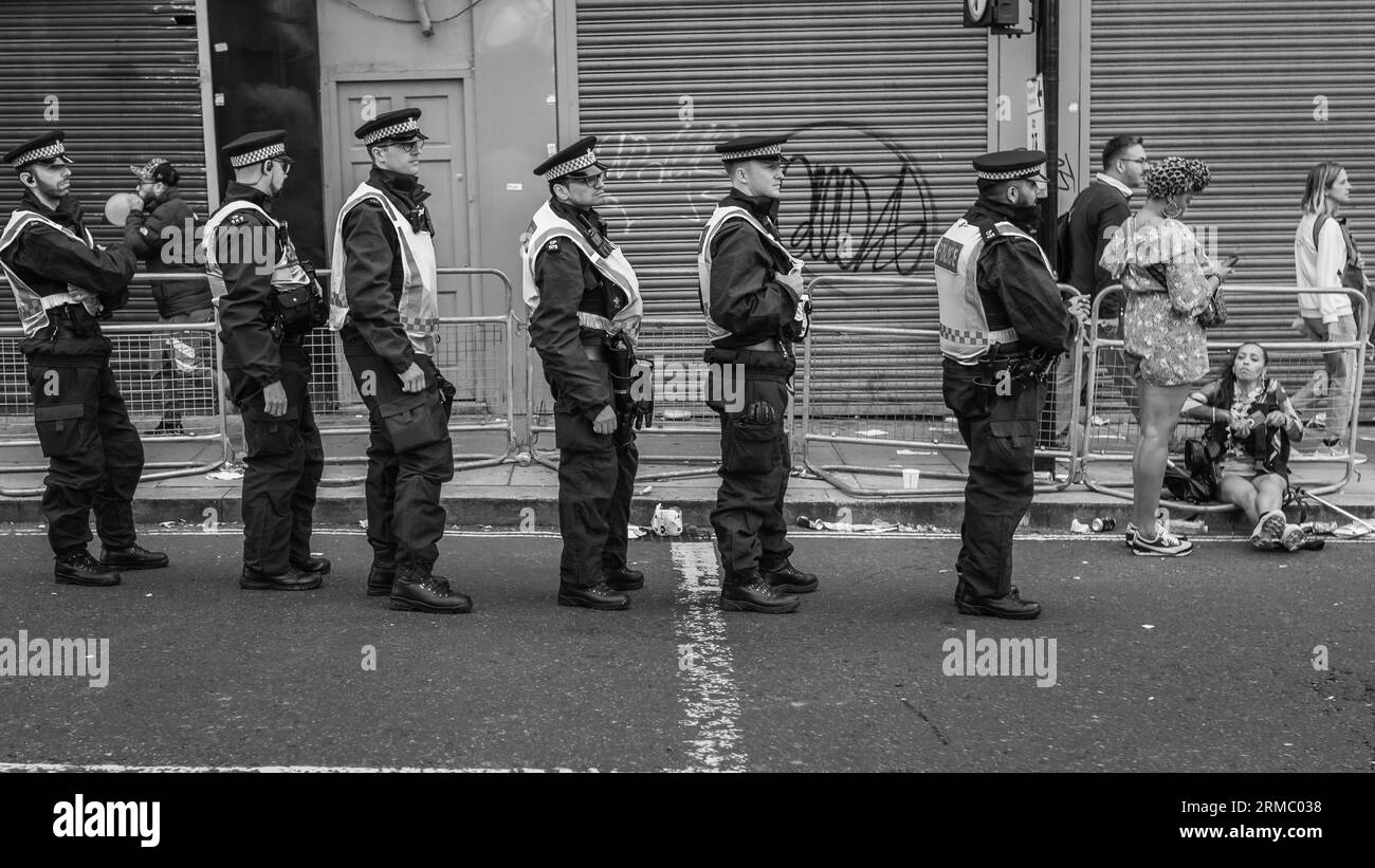 Beim Notting Hill Carnival in London hält die Polizei diskret Abstand. Stockfoto