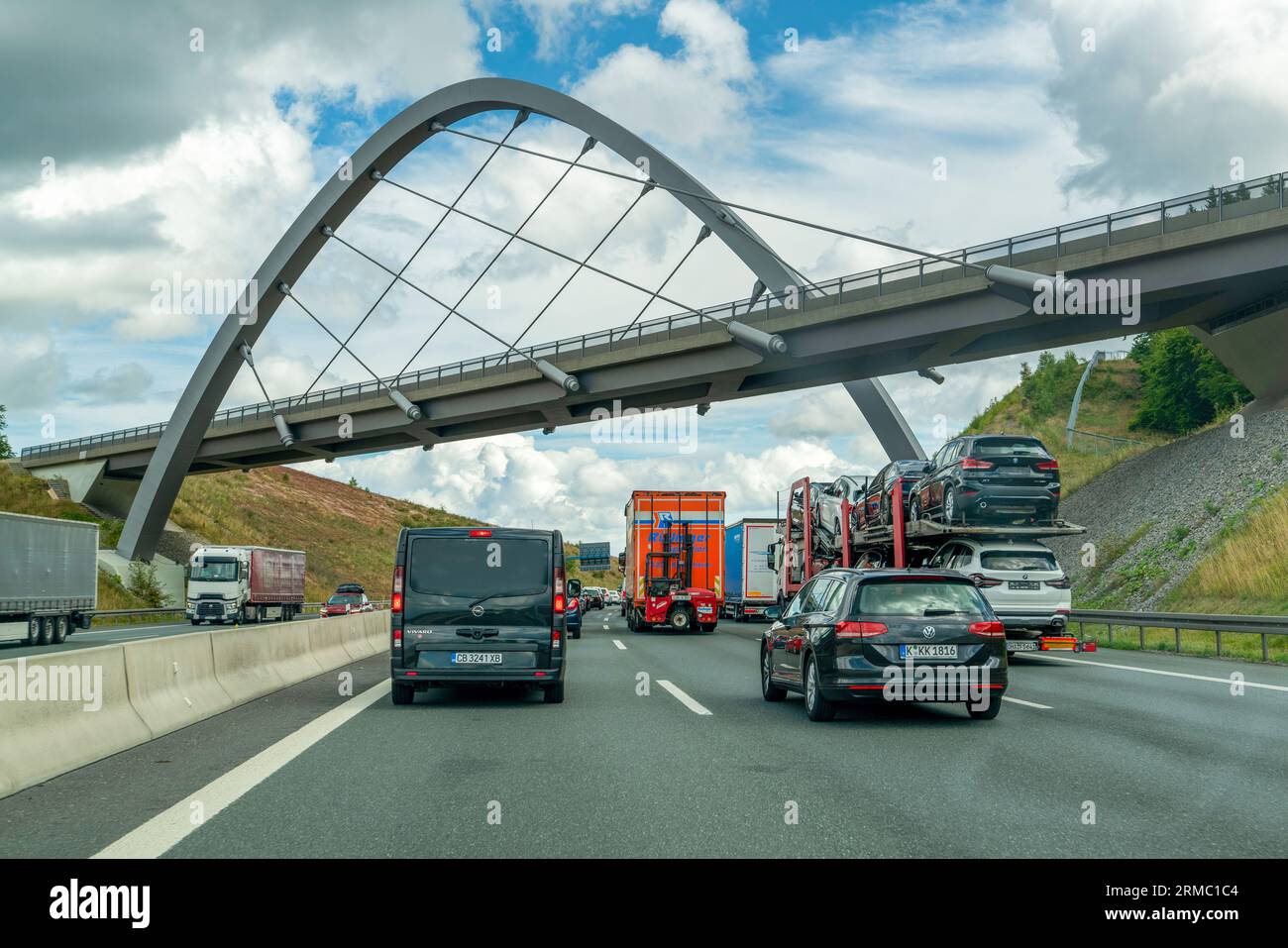 Deutschland-1. August 2023: Beeindruckende Brücke über die Autobahn A3. Zwischen Aschaffenburg und dem Autobahnkreuz Biebelried. Stockfoto