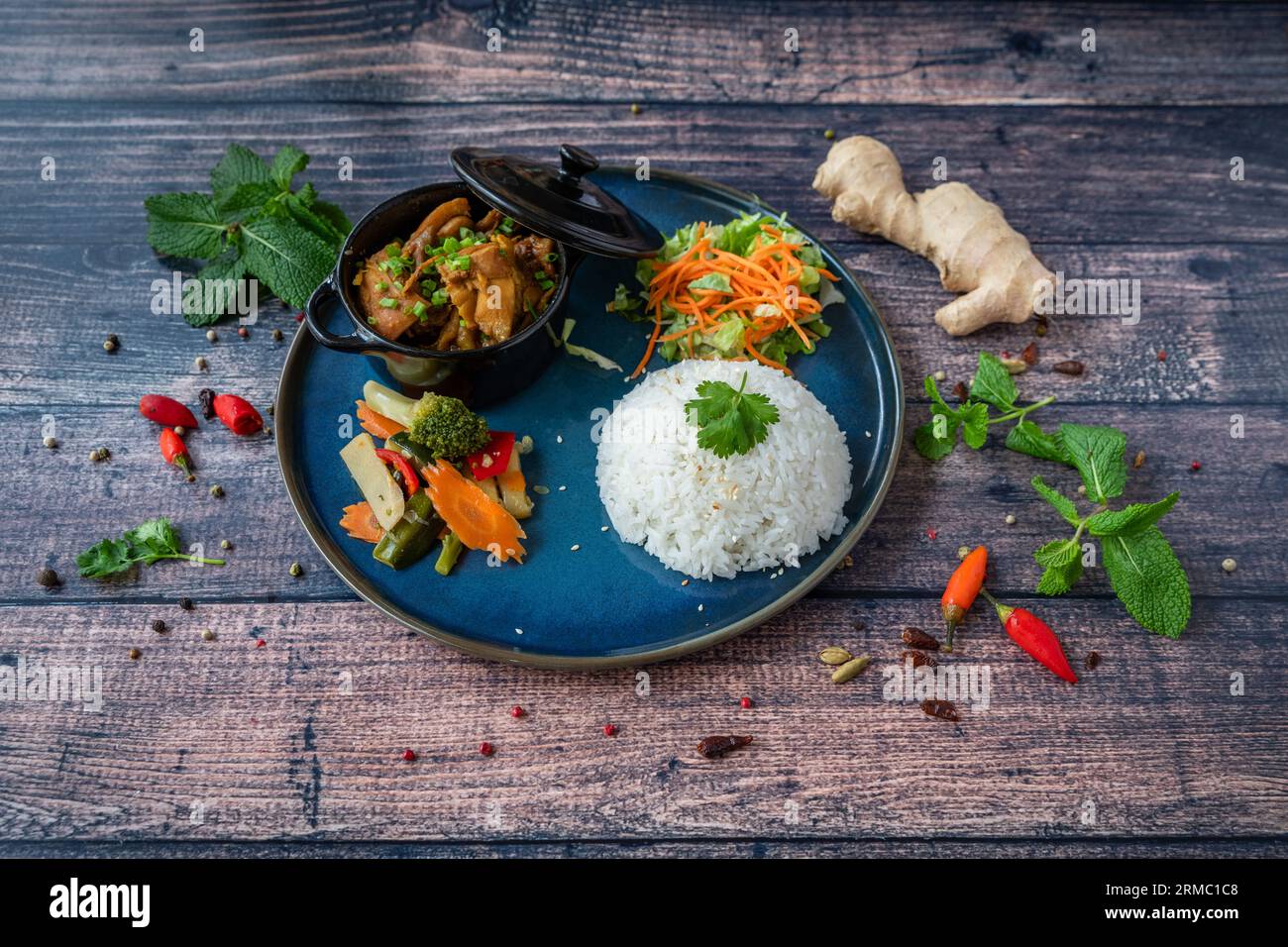 Berühmtes frisches Ingwer-Hähnchen-Cassolette mit klebrigem Reis und Gemüse Stockfoto