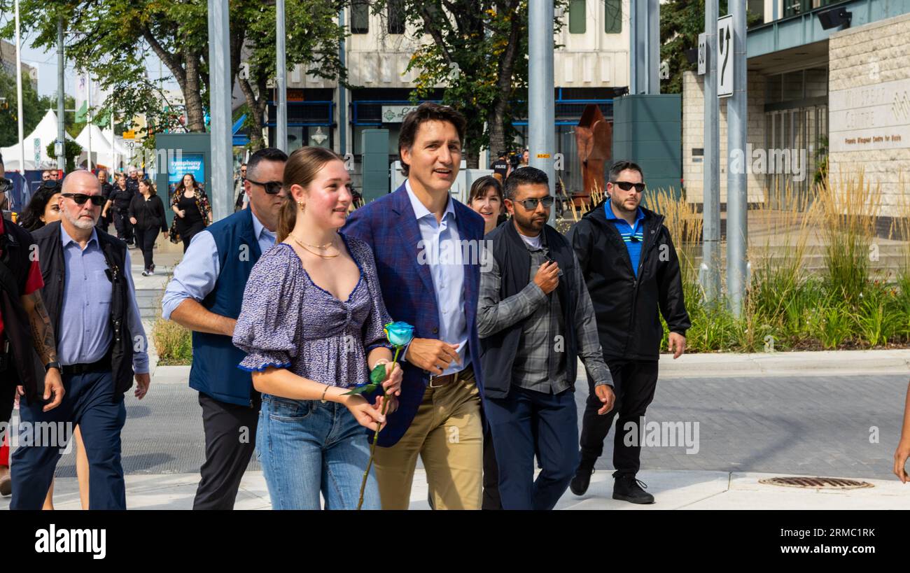 Edmonton, Kanada. 26. August 2023. Der kanadische Premierminister Justin Trudeau und seine Tochter Ella-Grace Trudeau verlassen das Edmonton Pride Festival . Der Premierminister sprach über die Errungenschaften im Bereich der LGTBQ-Rechte und die Gleichheit für alle. (Foto: Ron Palmer/SOPA Images/SIPA USA) Credit: SIPA USA/Alamy Live News Stockfoto