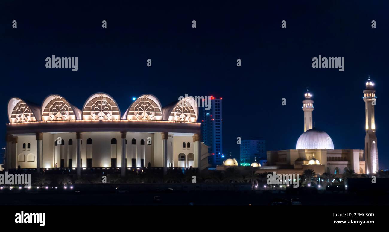 ISA Cultural Centre (ICC), Al-Fateh-Moschee, beleuchtet in der Nacht Bahrain Stockfoto