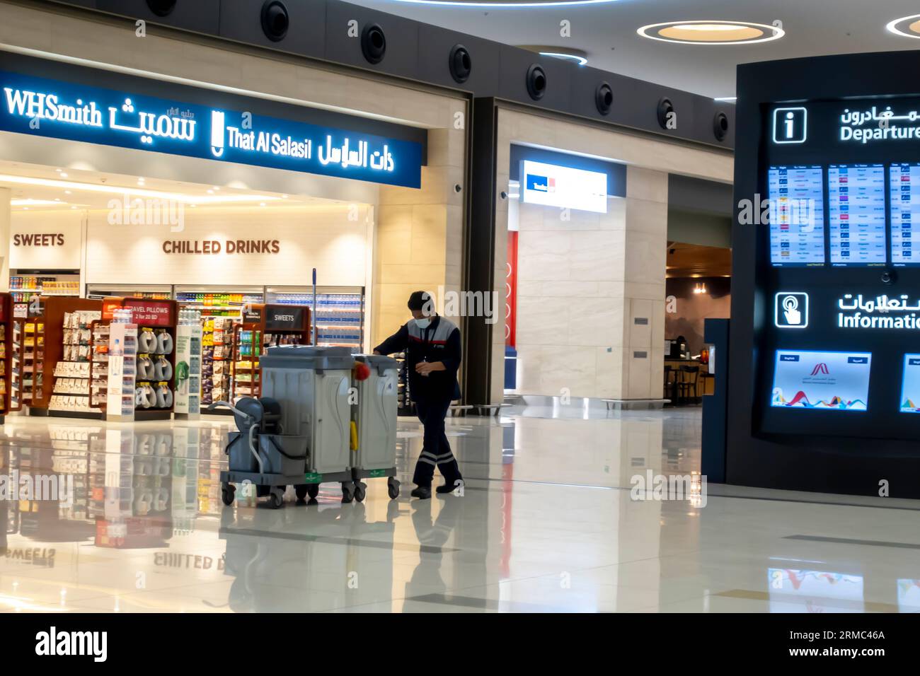Reinigungspersonal Flughafen Bahrain Terminal. Bahrain Flughafenreiniger. Mitarbeiter am Flughafen Bahrain Stockfoto