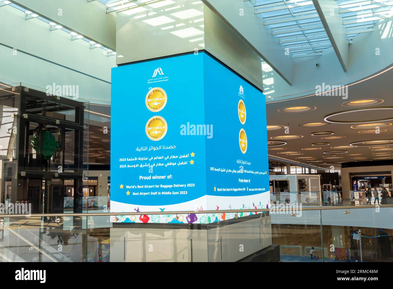 Plakatwand mit dem weltbesten Flughafenpreis im Flughafen Bahrain Stockfoto