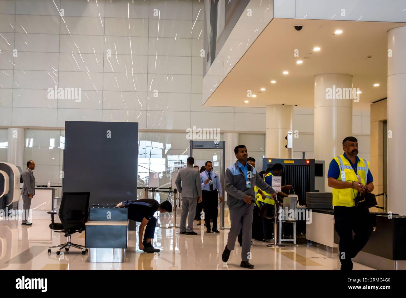 Sicherheitskontrolle am Flughafen. Sicherheitskontrolle von Handgepäck vor dem Gate-Eingang, Dubai Airport Middle East Gepäckkontrolle am Flughafen. Stockfoto