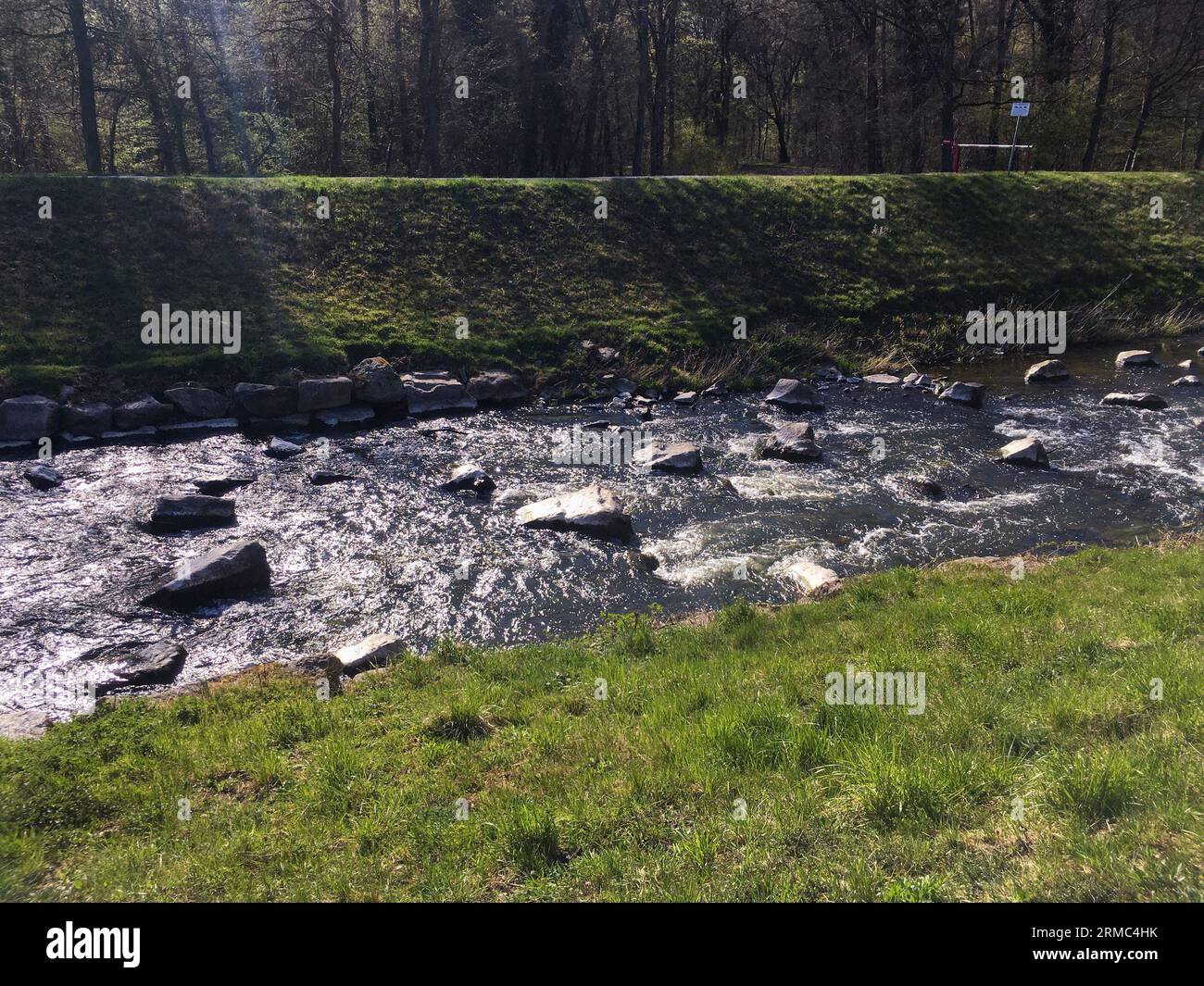 Sandbach bei Iffezheim, Überlauf Kanal mit großem Steinen im Wasser Stockfoto