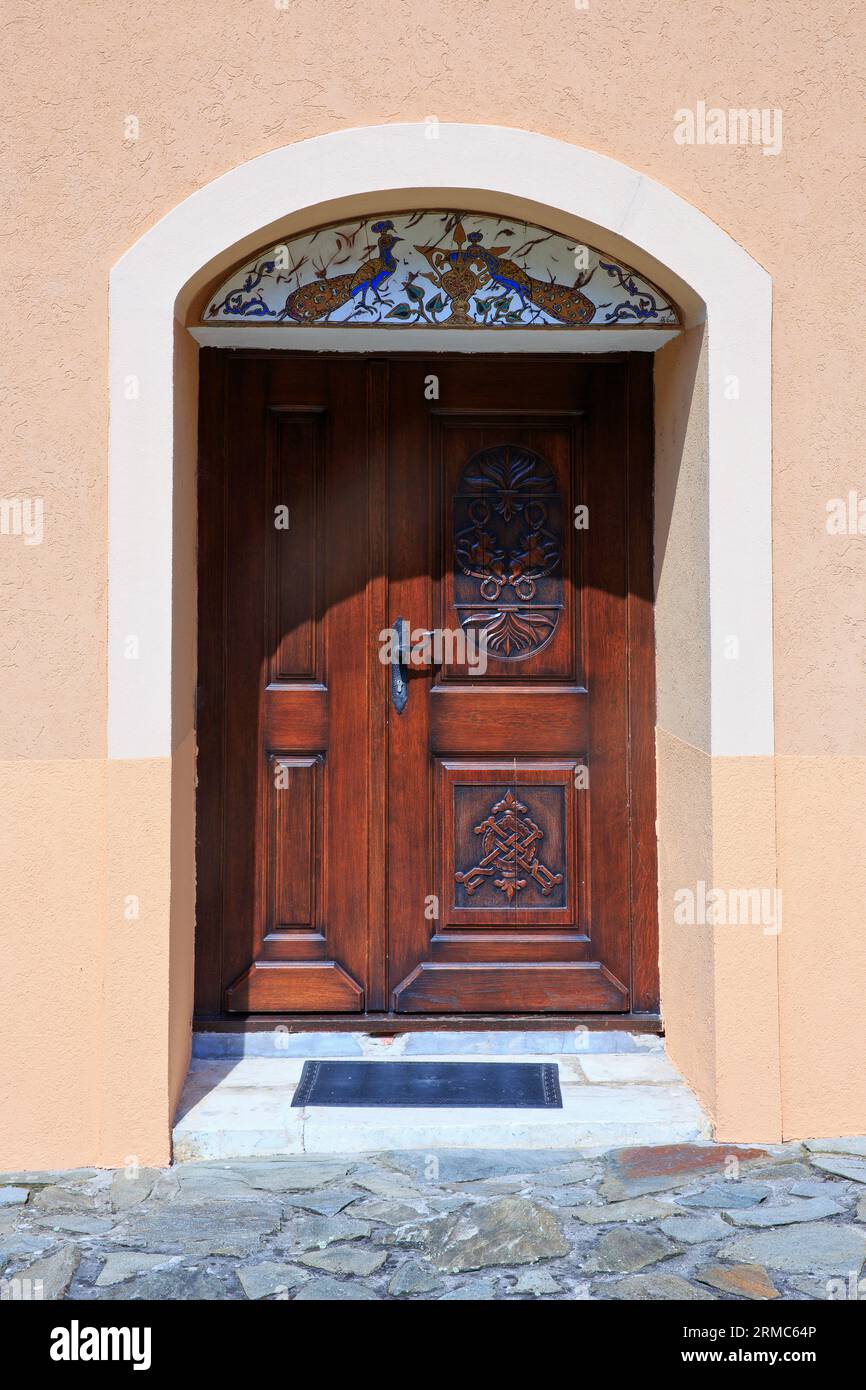 Eine kunstvolle Holztür im serbisch-orthodoxen Kloster Ravanica (gegründet 1375–1377) in Senje, Serbien Stockfoto