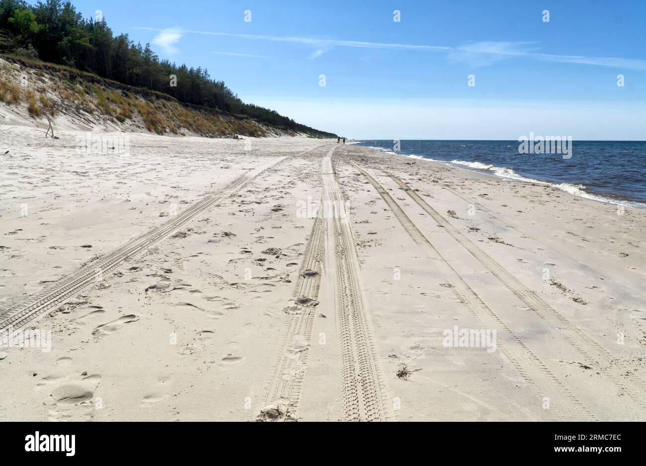 Meereslandschaft. Reifenspuren auf dem Strandsand. Ostseeküste, Westpommern, Polen, Europa. Stockfoto