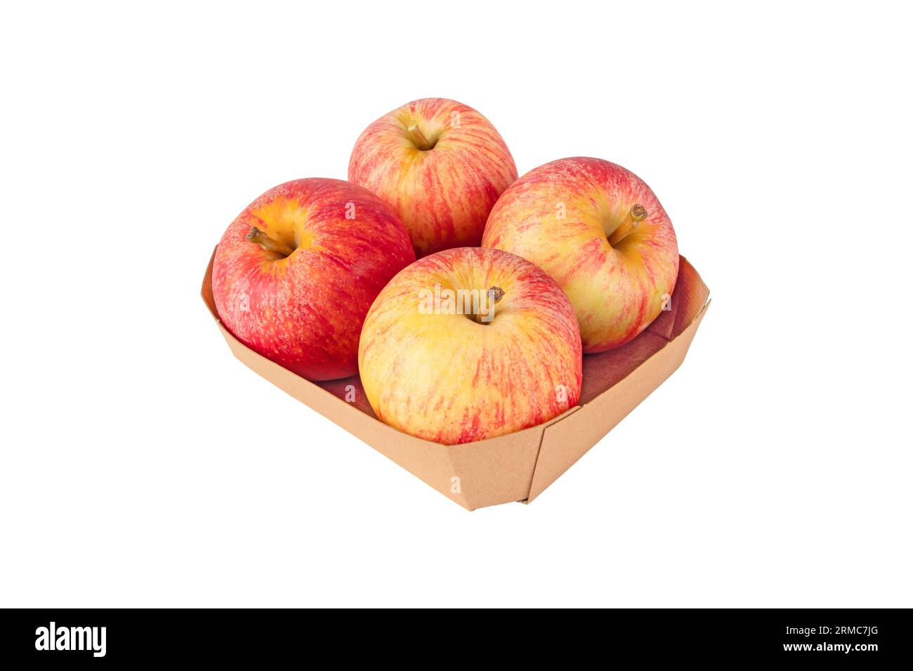 Vier rot gestreifte Apfelfrüchte in der braunen Recyclingpapierschale isoliert auf weiß. Stockfoto
