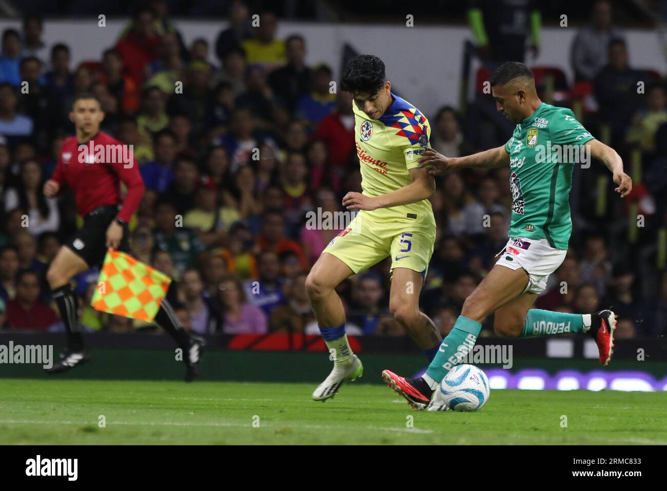 Mexiko-Stadt, Mexiko. 27. August 2023. 16. August 2023, Mexiko-Stadt, Mexiko: Kevin Alvarez vom America Football Club (L) und Elías Hernández vom Leon Football Club (R) in Aktion während des Spiels von Club America gegen Club Leon beim Eröffnungsturnier 2023 im Aztec Stadium. Am 26. August 2023 in Mexiko-Stadt. (Foto: Ismael Rosas/Credit: Eyepix Group/Alamy Live News Stockfoto