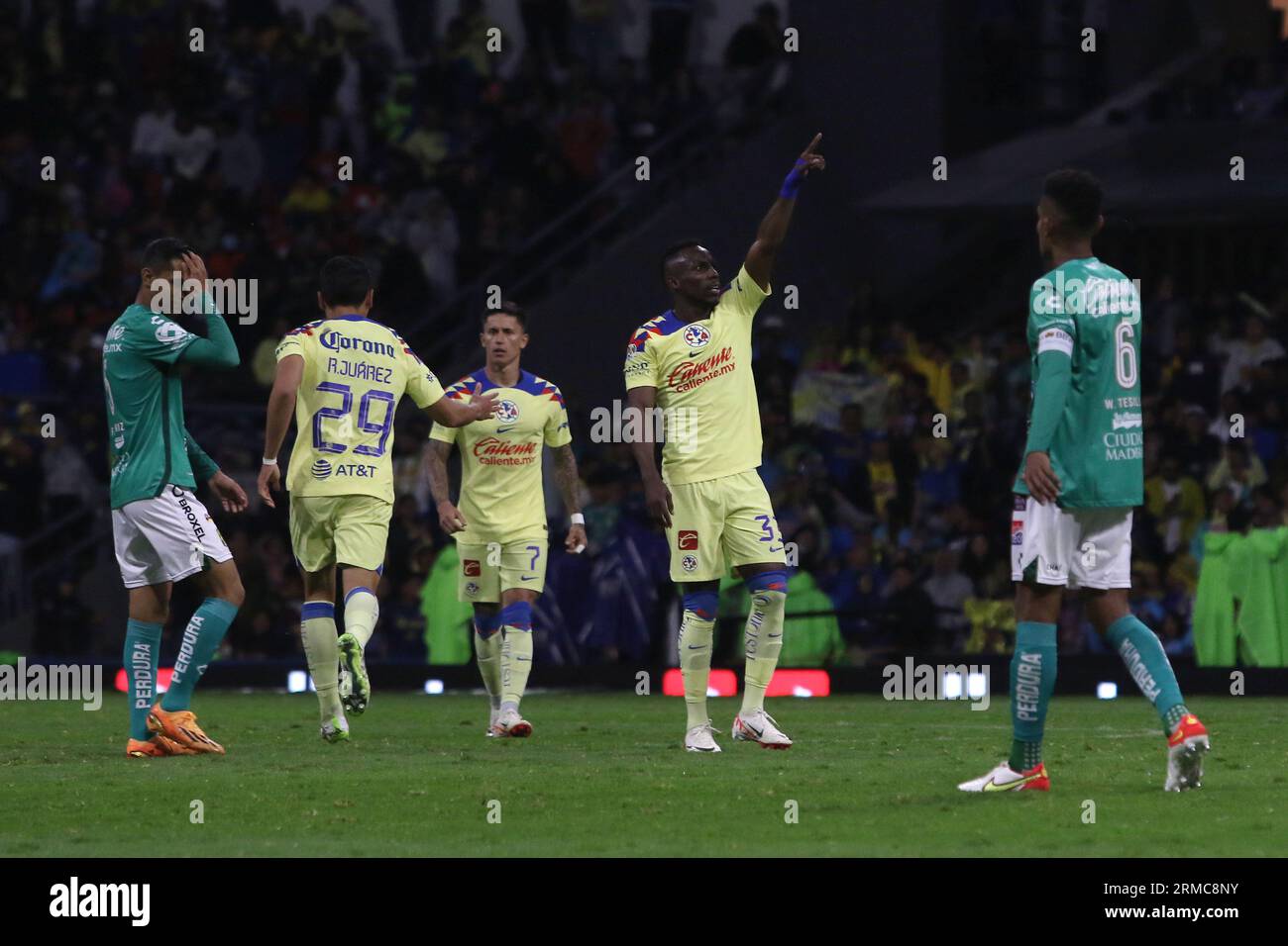 Mexiko-Stadt, Mexiko. Aug. 2023. Julian QuiÃ±Ones of America Football Club feiert während des Spiels von Club America vs Club Leon des Eröffnungsturniers 2023 im Aztec Stadium. Am 26. August 2023 in Mexiko-Stadt. (Bildauszug: © Ismael Rosas/Okular über ZUMA Press Wire) NUR REDAKTIONELLE VERWENDUNG! Nicht für kommerzielle ZWECKE! Stockfoto