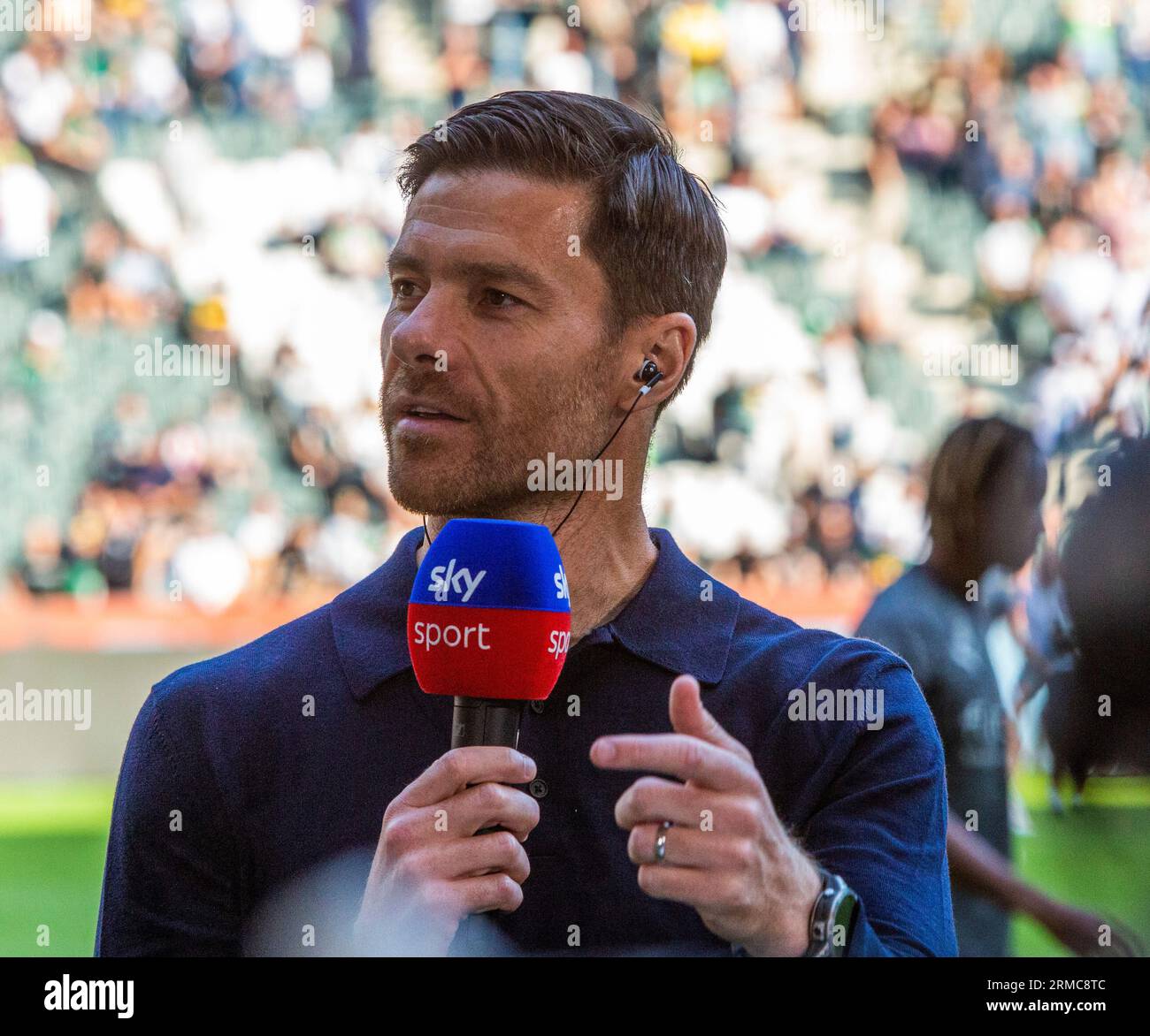 Sport, Fußball, Bundesliga, 2023/2024, Borussia Moenchengladbach vs. Bayer 04 Leverkusen 0-3, Stadion Borussia Park, Cheftrainer Xabi Alonso (04) von Sky INTERVIEWT, DFL-VORSCHRIFTEN VERBIETEN JEDE VERWENDUNG VON FOTOS ALS BILDSEQUENZEN UND/ODER QUASI-VIDEO Stockfoto