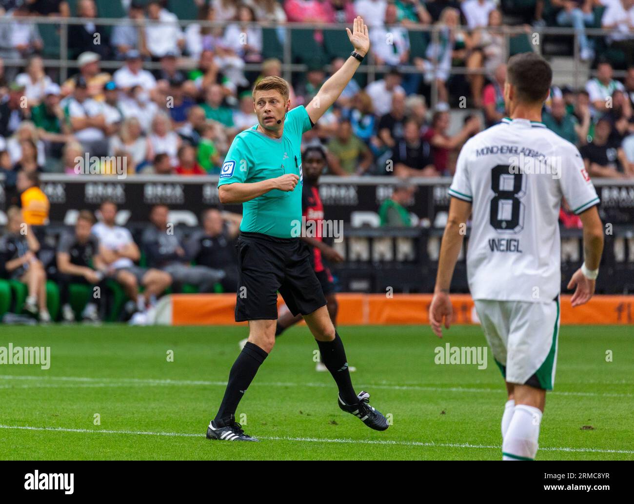 Sport, Fußball, Bundesliga, 2023/2024, Borussia Moenchengladbach gegen Bayer 04 Leverkusen 0-3, Stadion Borussia Park, Spielort, Schiedsrichter Christian Dingert, DFL-VORSCHRIFTEN VERBIETEN DIE VERWENDUNG VON FOTOS ALS BILDSEQUENZEN UND/ODER QUASI-VIDEO Stockfoto