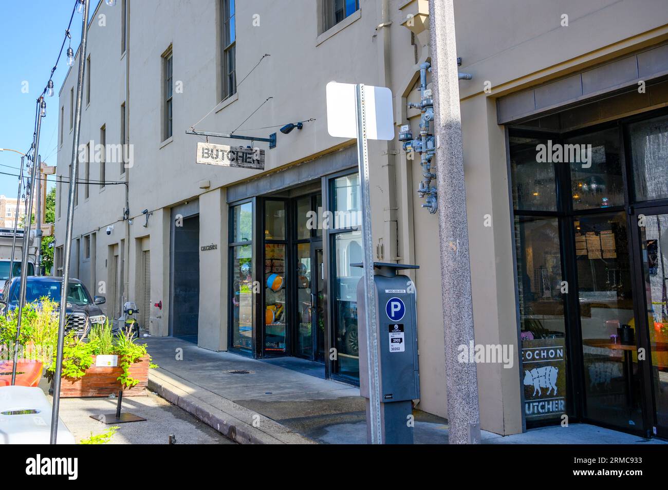 NEW ORLEANS, LA, USA - 22. AUGUST 2023: Cochon Butcher Restaurant im Warehouse District Stockfoto