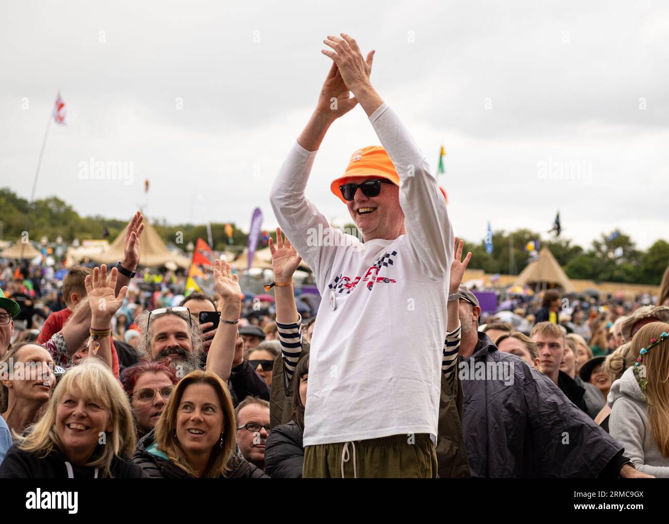 Chris Evans (TV-Moderator und Radio-dj) steht auf seinem Carfest Festival 2023 in Laverstoke Park Farm, Hampshire, vor der Menge. England, Großbritannien. Stockfoto