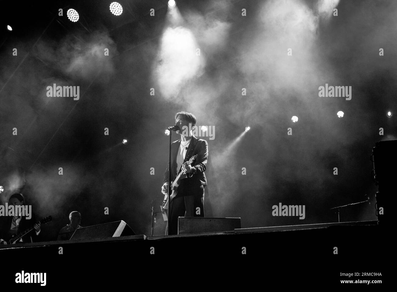 Frontmann der englischen Band „The Feeling“, „Dan Gillespie Sells“, tritt auf der Hauptbühne des Carfest 2023 in Laverstoke Park Farm, England, auf. Stockfoto