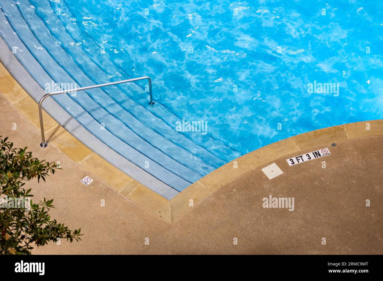 Rand des Swimmingpools mit Warnschild „kein Tauchen“ und 3 Fuß Tiefenmarkierung Stockfoto