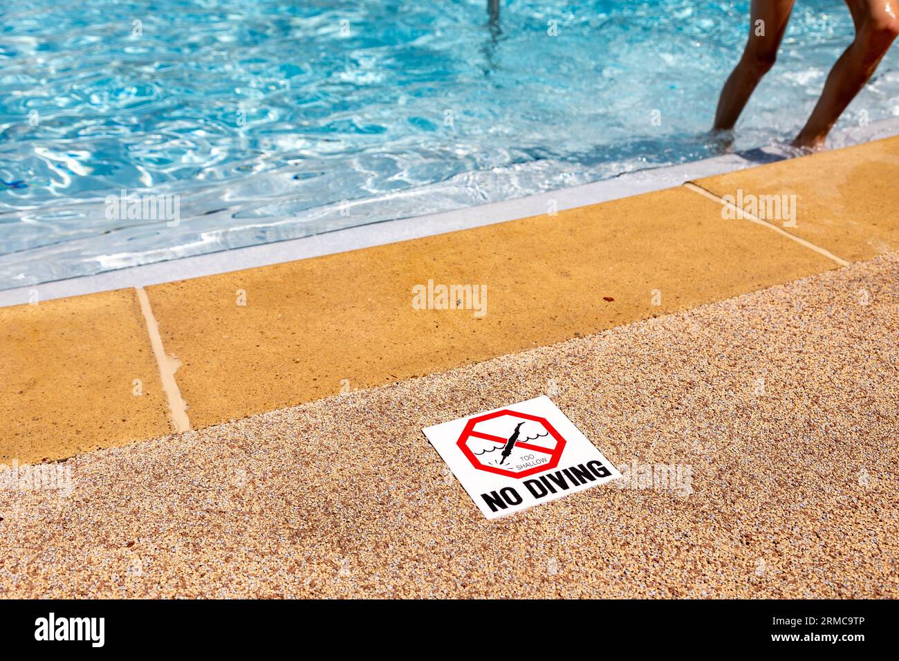 Rand des Swimmingpools ohne Tauchen-Warnschild. Stockfoto