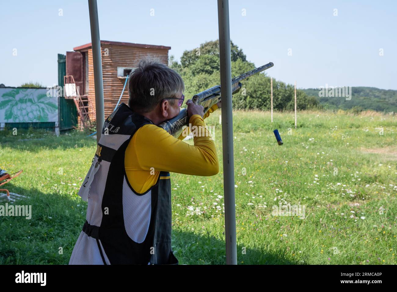 Ein Militärmann steht mit einem Gewehr in der Hand und zielt auf ein Ziel. Das Militär nimmt am Defender of Ukraine Cup in Lemberg Teil. ATO-Veteranen und Militärangehörige sowie Freiwillige und Profisportler nahmen an dem Wettbewerb Teil. Die Veranstaltung fand im Rahmen der „League of the Invincible“ statt, einem Projekt, das Sportmöglichkeiten für Militärangehörige und Veteranen bietet. Stockfoto