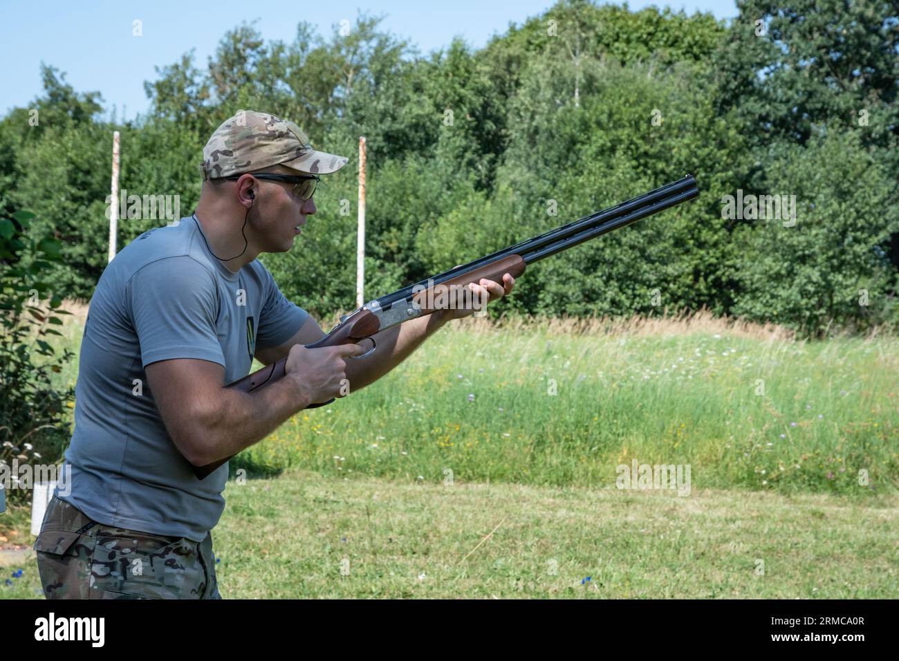 Ein Militärmann steht mit einem Gewehr in der Hand und zielt auf ein Ziel. Das Militär nimmt am Defender of Ukraine Cup in Lemberg Teil. ATO-Veteranen und Militärangehörige sowie Freiwillige und Profisportler nahmen an dem Wettbewerb Teil. Die Veranstaltung fand im Rahmen der „League of the Invincible“ statt, einem Projekt, das Sportmöglichkeiten für Militärangehörige und Veteranen bietet. Stockfoto