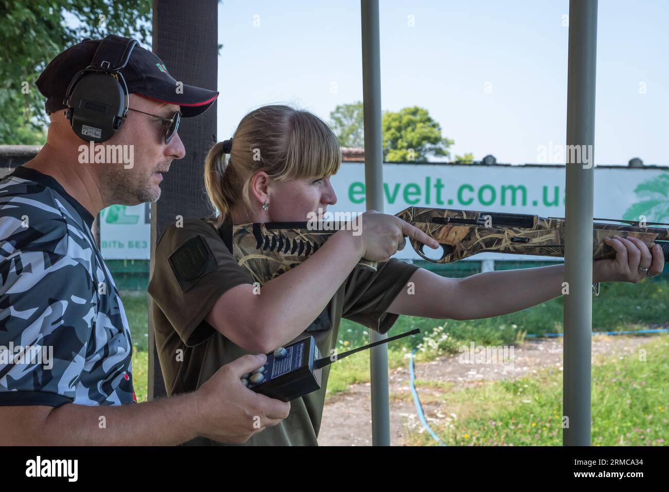 Eine Militärfrau steht mit einem Gewehr in der Hand und zielt auf ein Ziel. Das Militär nimmt am Defender of Ukraine Cup in Lemberg Teil. ATO-Veteranen und Militärangehörige sowie Freiwillige und Profisportler nahmen an dem Wettbewerb Teil. Die Veranstaltung fand im Rahmen der „League of the Invincible“ statt, einem Projekt, das Sportmöglichkeiten für Militärangehörige und Veteranen bietet. Stockfoto