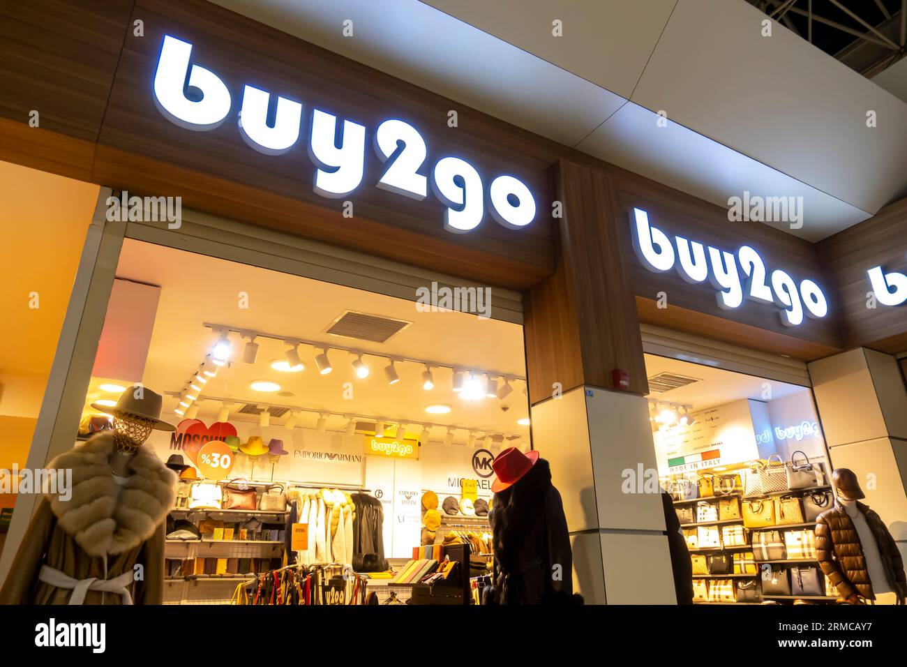 Buy2go-Zollfreiladen im Abflugterminal des Flughafens Antalya, Türkei Stockfoto