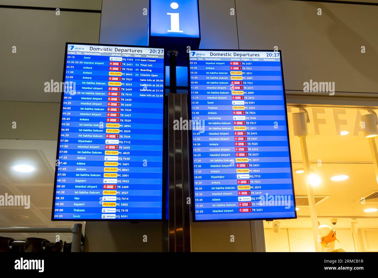 Inland Abfahrten Bildschirm Info in Antalya Flughafen Türkei Stockfoto