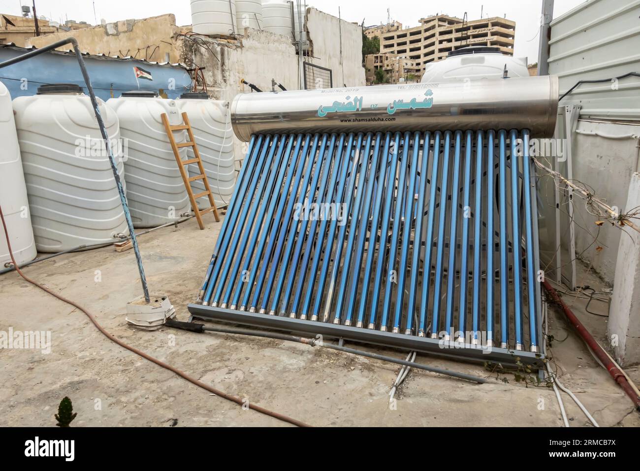 Vakuumröhre Solarwasserheizung auf dem Dach in Amman Jordanien Stockfoto