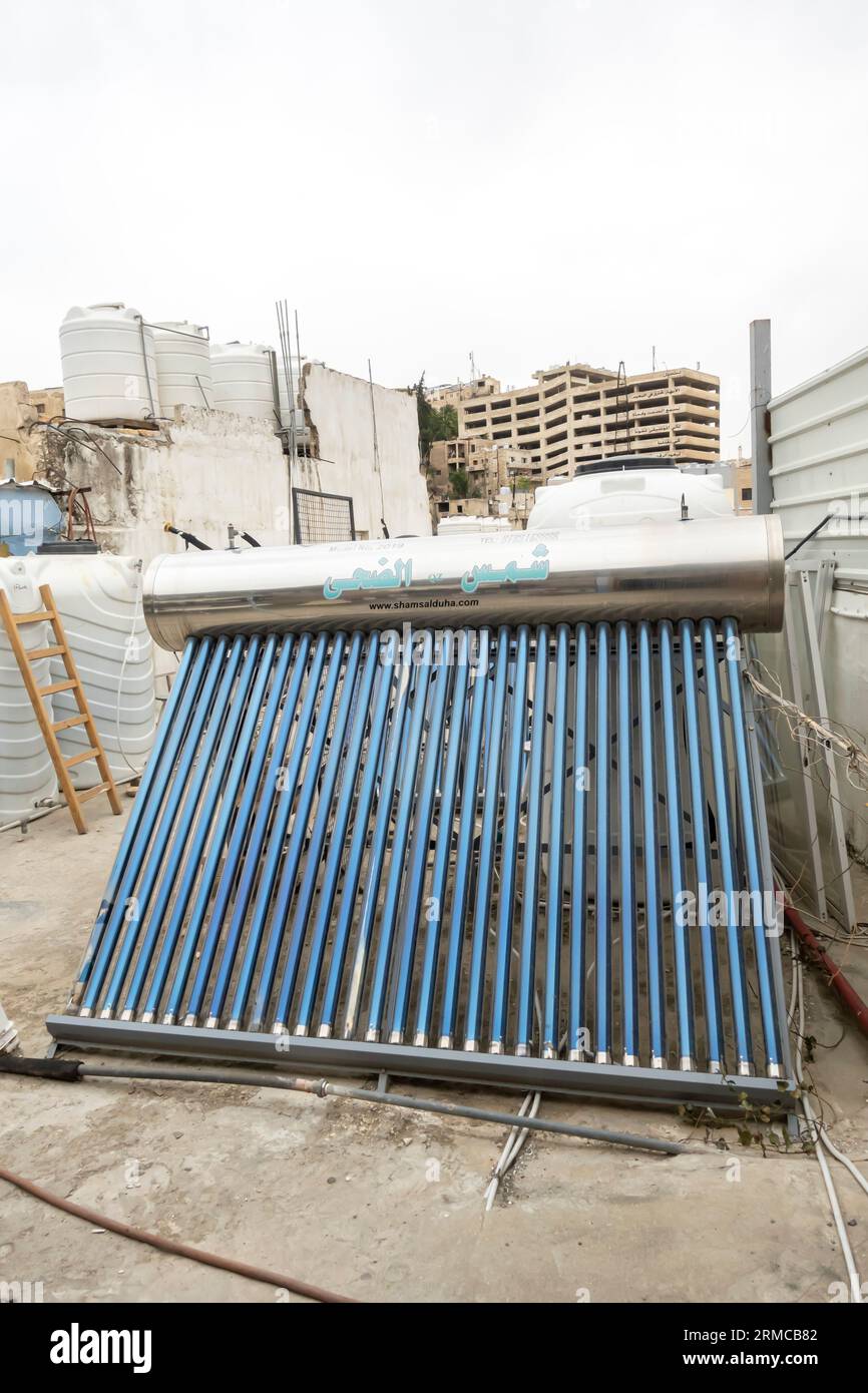 Vakuumröhre Solarwasserheizung auf dem Dach in Amman Jordanien Stockfoto